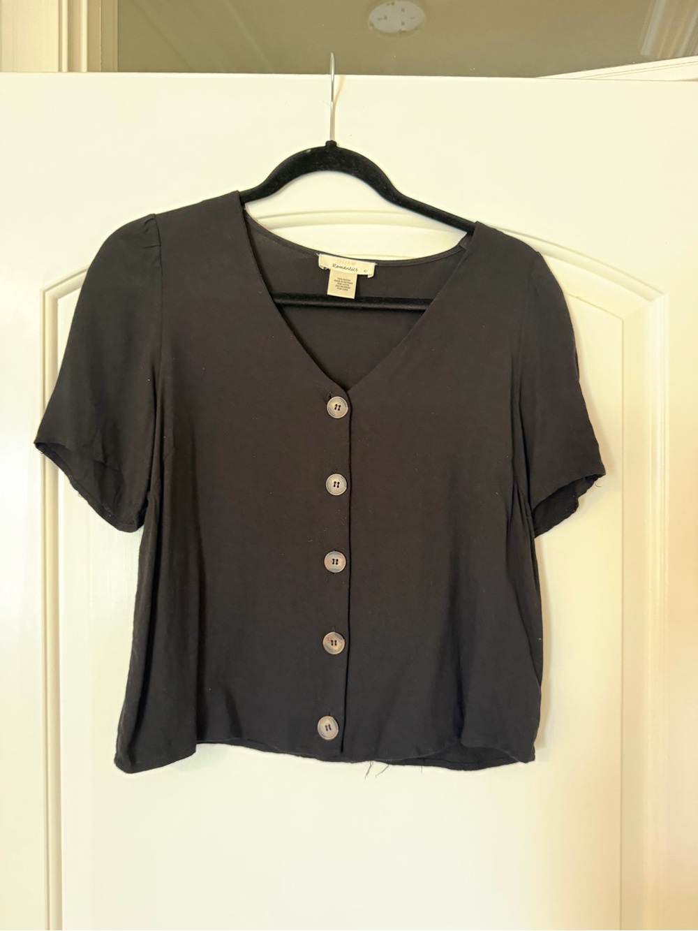 URBAN Romantics Black Button-Front V-Neck Crop Top